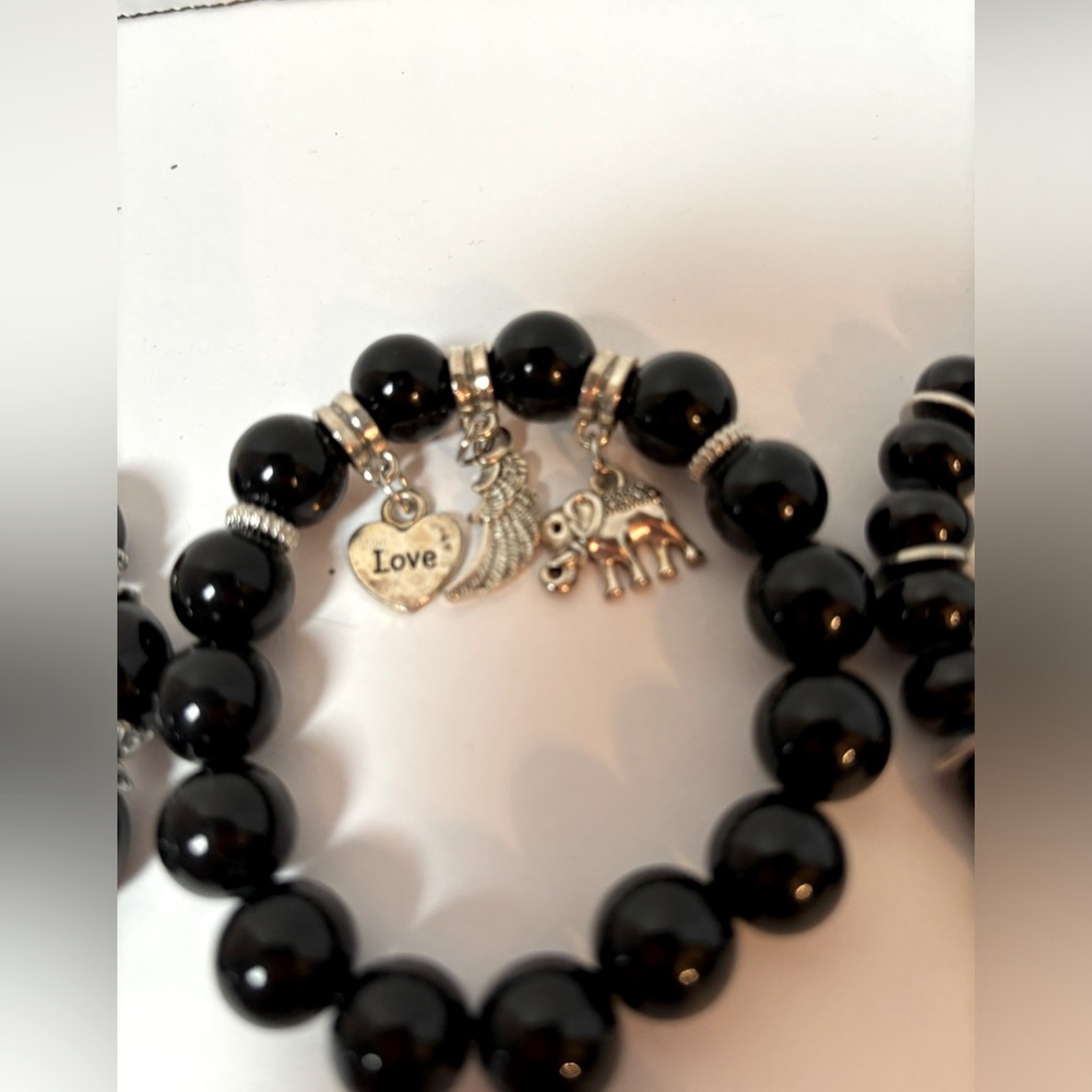 NWT WOMENS BOHO BLACK BEADED BRACELET SILVER TRIM HEART FEATHER ELEPHANT CHARMS - Picture 2 of 4